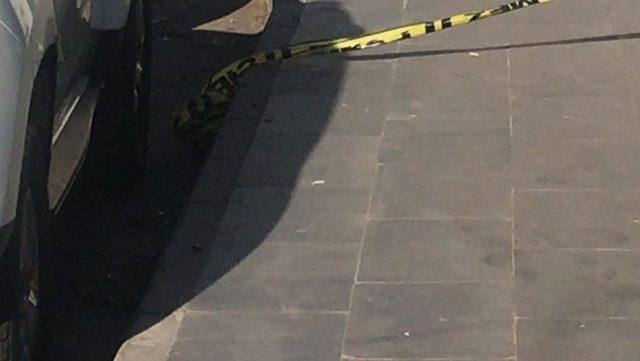 Diyarbakır Yenişehir İl&ccedil;e Emniyet M&uuml;d&uuml;rl&uuml;ğ&uuml; Şehitler Polis Merkezi Amirliği &ouml;n&uuml;nde bekleyen zırhlı polis aracına kimliği belirsiz kişi veya kişiler tarafından el yapımı patlayıcı (EYP) ve silah ile saldırı d&uuml;zenlendi. Saldırıda olay yerinden ge&ccedil;en 4 vatan 2