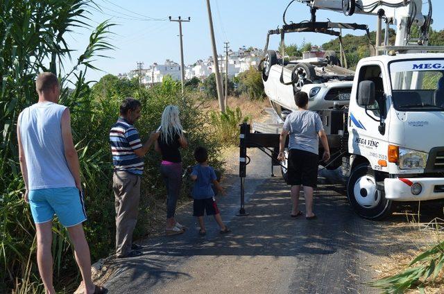 Didim’de otomobil dereye uçtu