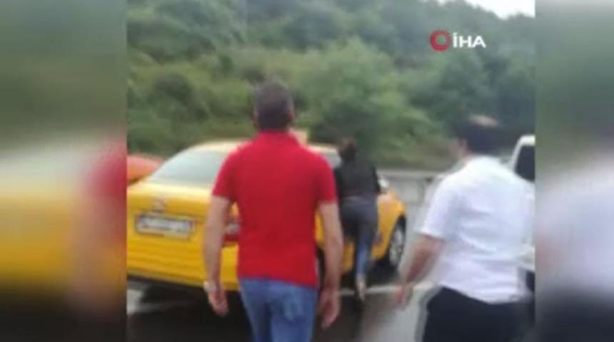 Dehşet! Sevgilisini arabadan attı, metrelerce s&uuml;r&uuml;kledi