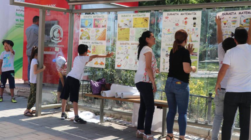 Otob&uuml;s beklerken durakta matematik &ouml;ğrenilecek