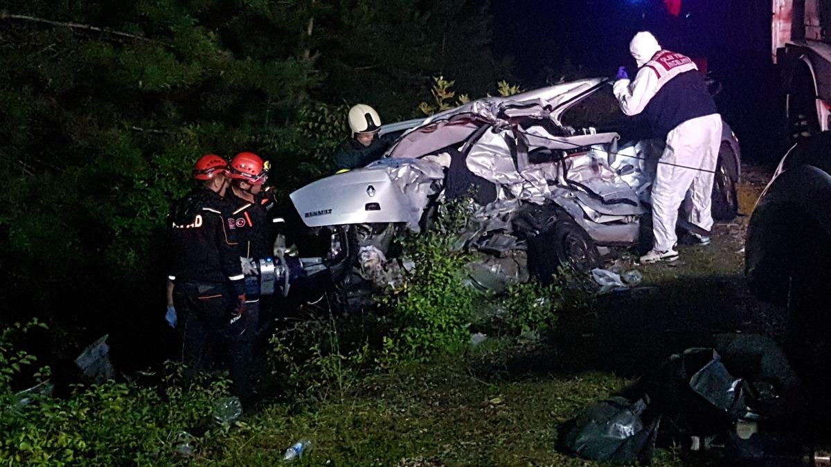 Karab&uuml;k'te korkun&ccedil; kaza! Hurdaya d&ouml;nen ara&ccedil;tan cesetleri &ccedil;ıkarmak 1 saat s&uuml;rd&uuml;!
