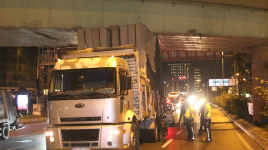 Şişli'de kamyon köprünün altında sıkıştı