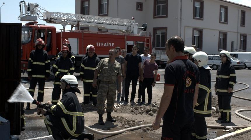 İtfaiyeden askerlere yangın eğitimi