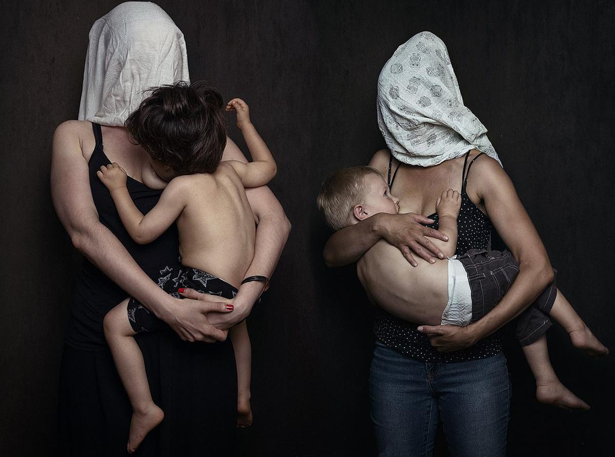 Kamusal alanda emzirmeye dikkat &ccedil;ekmek i&ccedil;in &ccedil;ocuklarını emzirdiler, y&uuml;zlerini kapattılar