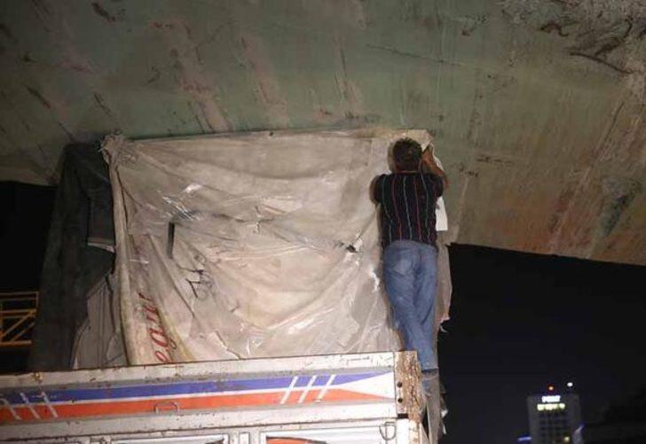 Şişli'de kamyon köprü altında sıkıştı G1