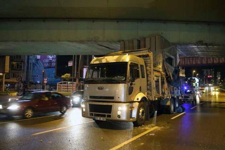 Şişli'de kamyon köprü altında sıkıştı G2