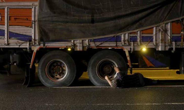 Şişli'de kamyon köprü altında sıkıştı G3