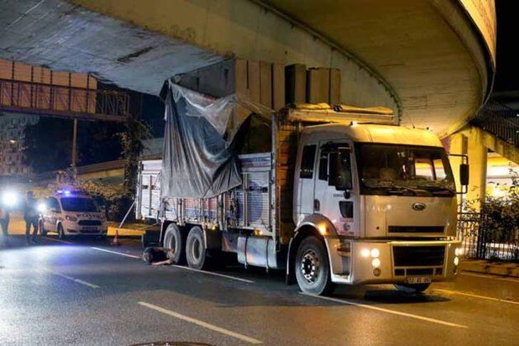 Şişli'de kamyon köprü altında sıkıştı G5