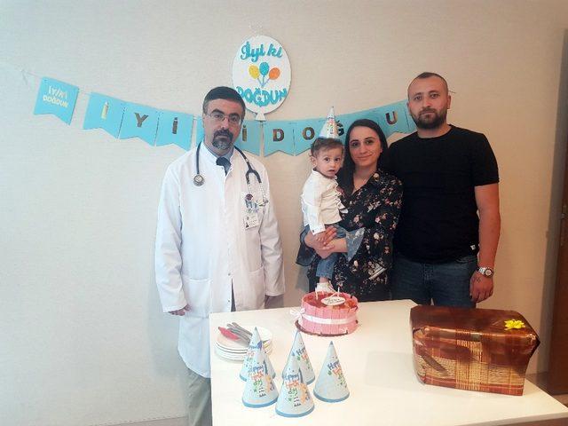 Yaşamaz denen Poyraz bebek ilk doğum gününü, hayatını kurtaran doktorla kutladı