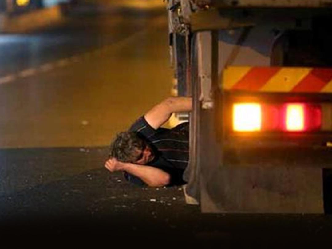 Şişli'de kamyon k&ouml;pr&uuml; altında sıkıştı