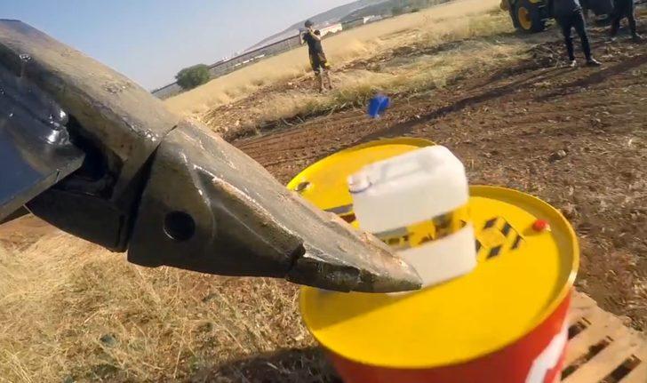 İş makinesi ile şişe kapağı açtı, binlerce beğeni topladı G4