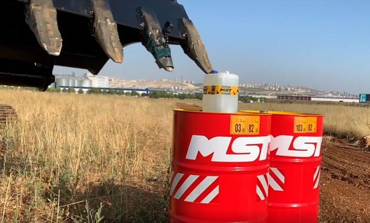 İş makinesi ile şişe kapağı açtı, binlerce beğeni topladı G5