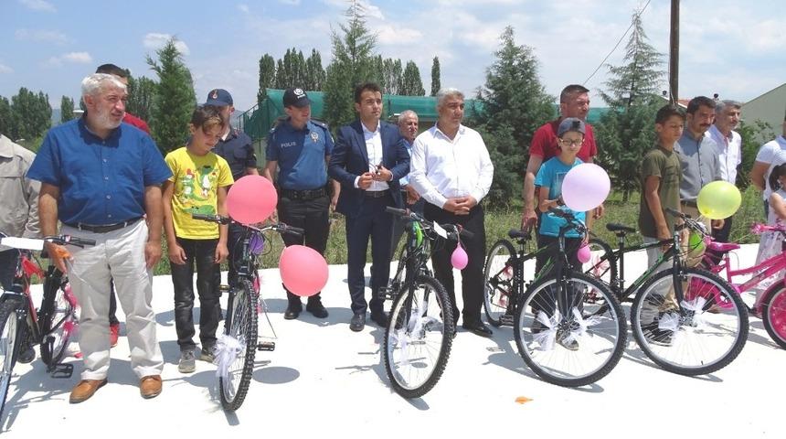 Hisarcık&rsquo;ta &ouml;ks&uuml;z ve yetim &ccedil;ocuklara bayram hediyesi bisiklet dağıtıldı