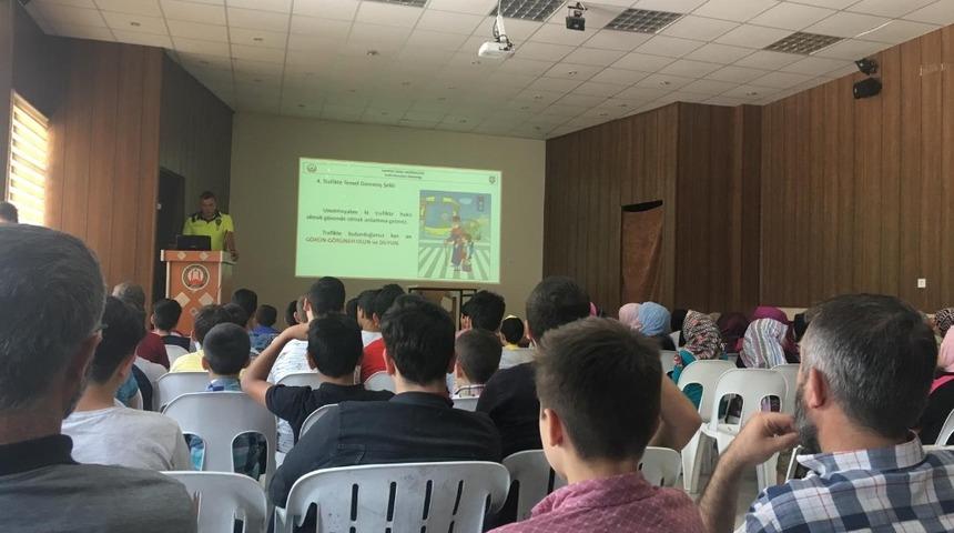 Yaz Kur&rsquo;an kursu &ouml;ğrencilerine trafik eğitimi