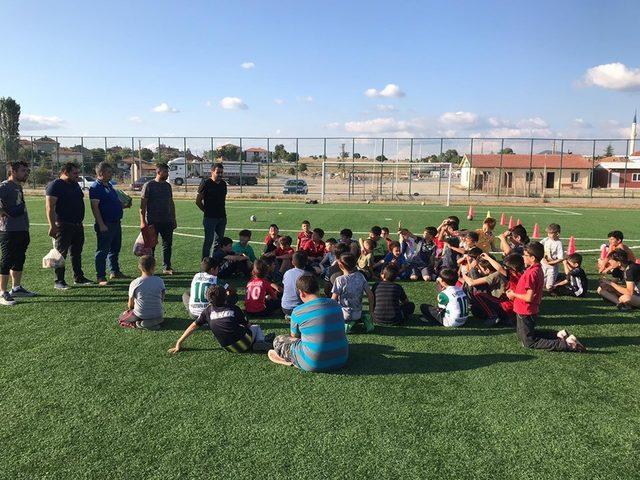 40 öğrenci yaz futbol okulunda eğitim görüyor