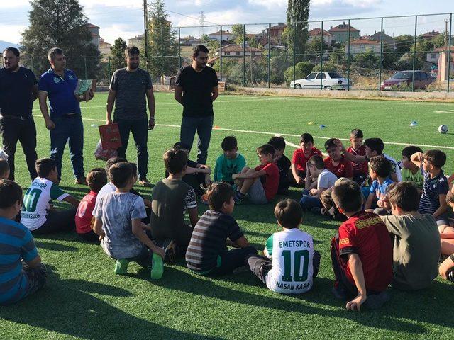 40 öğrenci yaz futbol okulunda eğitim görüyor