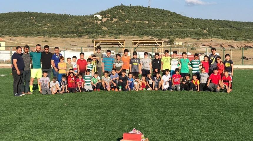 40 &ouml;ğrenci yaz futbol okulunda eğitim g&ouml;r&uuml;yor