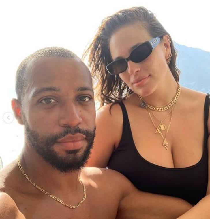 Kıvrımlı model Ashley Graham tatilde!  G2