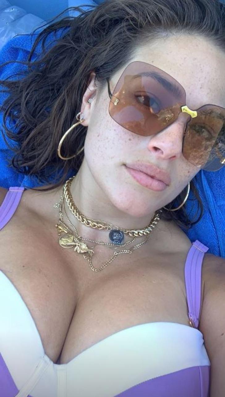 Kıvrımlı model Ashley Graham tatilde!  G3