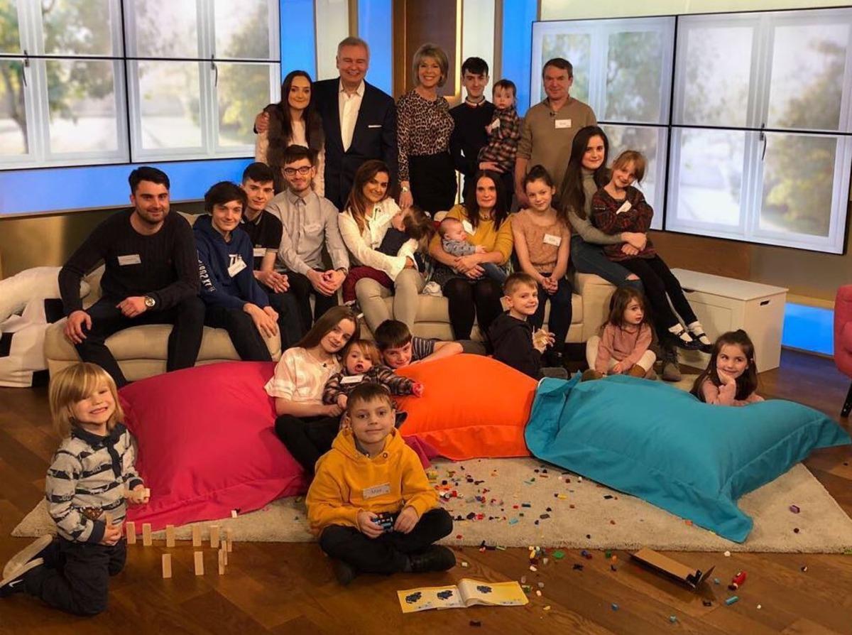 En kalabalık ailenin tek dileği: 'Bir an &ouml;nce okullar a&ccedil;ılsın!'