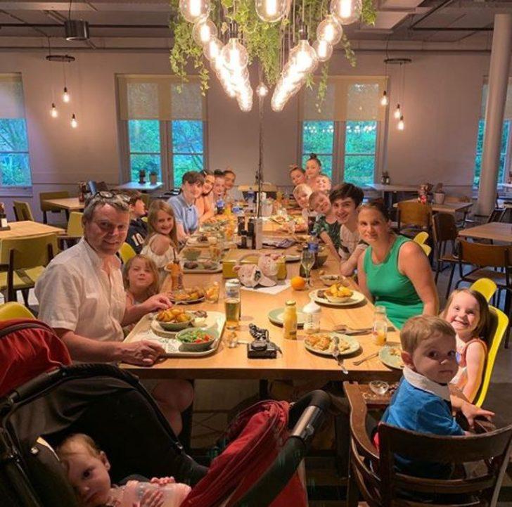 En kalabalık ailenin tek dileği: 'Bir an önce okullar açılsın!' G1