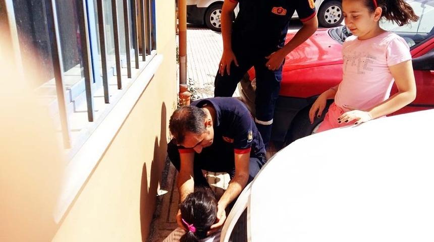 Ayağını mazgala sıkıştıran Masal’ı itfaiye kurtardı