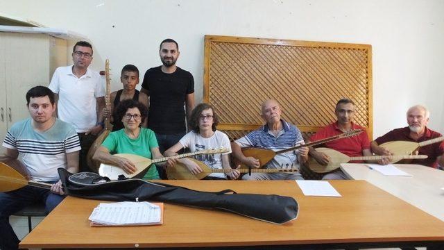 Ozanlara özendi 66 yaşında bağlama kursuna katıldı