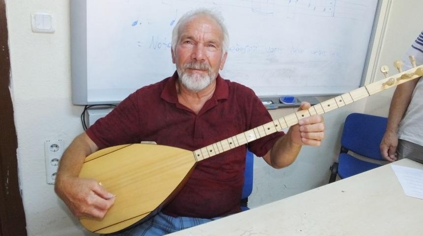 Ozanlara &ouml;zendi 66 yaşında bağlama kursuna katıldı