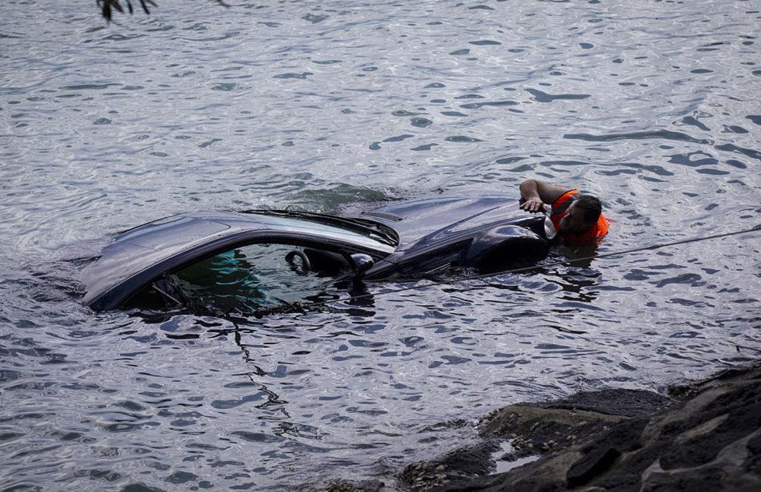 действия водителя при падении автомобиля в воду