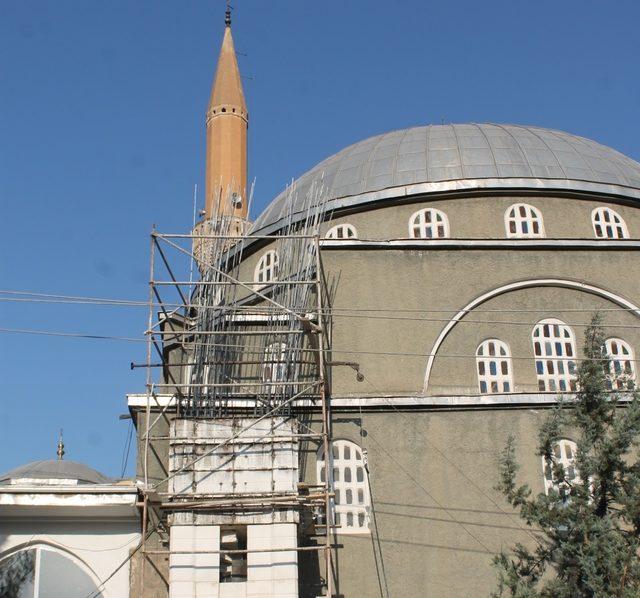 Diyarbakır’da yıldırım düşen cami minaresi yakılıp yenisi yapılıyor