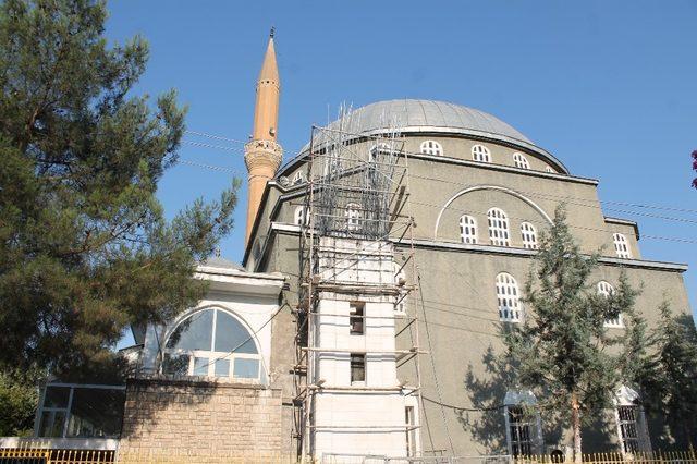 Diyarbakır’da yıldırım düşen cami minaresi yakılıp yenisi yapılıyor