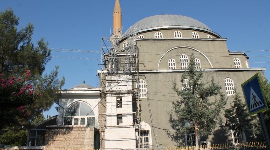 Diyarbakır&rsquo;da yıldırım d&uuml;şen cami minaresi yakılıp yenisi yapılıyor