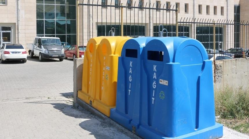 Bitlis’te çöp konteynerleri suni çimle kaplandı