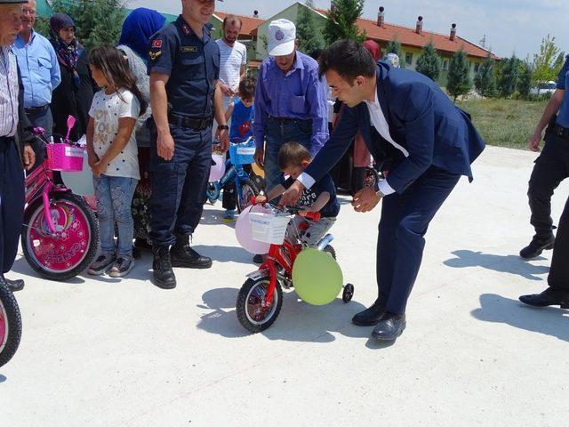 Kaymakam Okatan, miniklere bisiklet kullanmasını öğretti