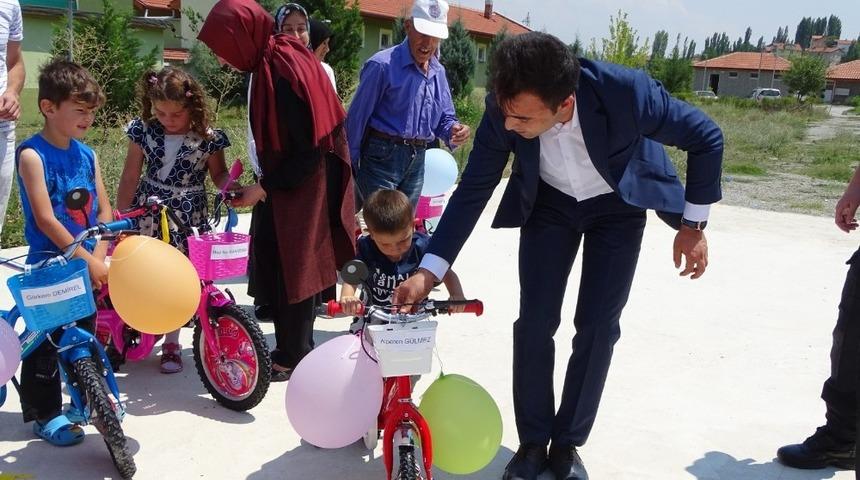 Kaymakam Okatan, miniklere bisiklet kullanmasını öğretti