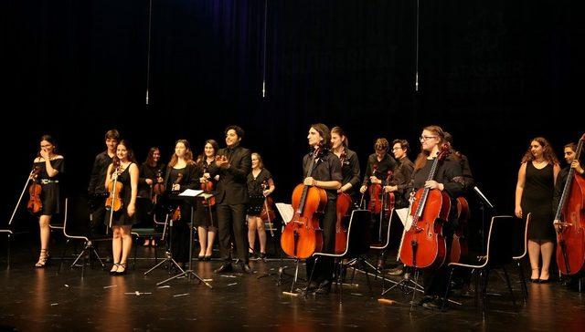 Ünlü orkestra şefi  İbrahim Yazıcı Ataşehir Belediyesi Gençlik Senfoni Orkestrasını izledi