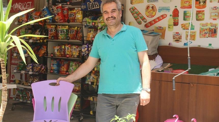 Sandalyeleri kafasının &uuml;st&uuml;ne koyarak b&ouml;yle &ccedil;aldı