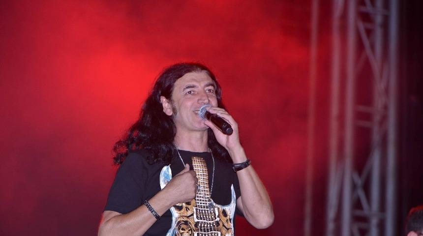 AK Parti gecesinde kekilli konseri