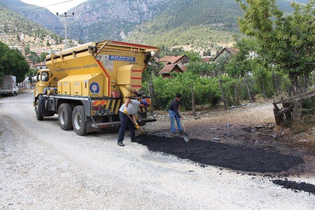 Büyükşehirden, Finike kırsalında yol bakım çalışması