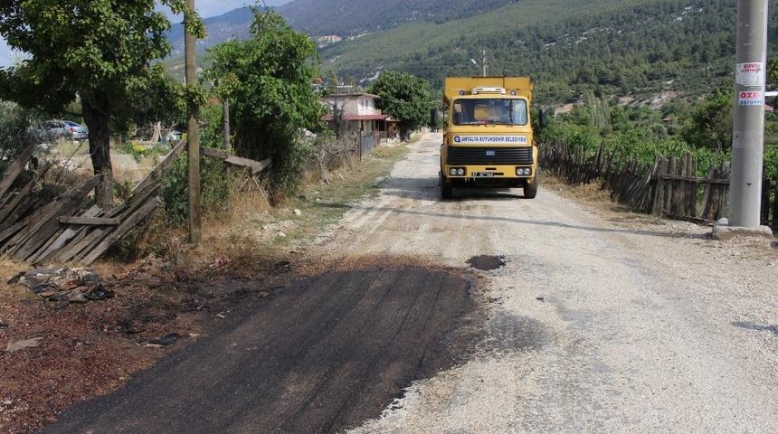 B&uuml;y&uuml;kşehirden, Finike kırsalında yol bakım &ccedil;alışması