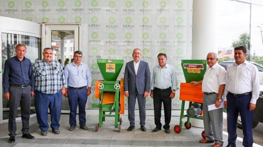 Meramlı &ccedil;ift&ccedil;ilere &uuml;z&uuml;m sıkma makinesi