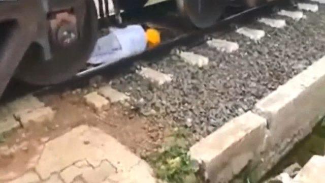 Treni duymadı, az kalsın eziliyordu