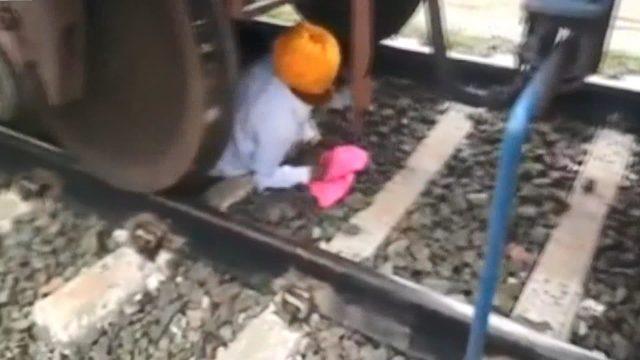 Treni duymadı, az kalsın eziliyordu