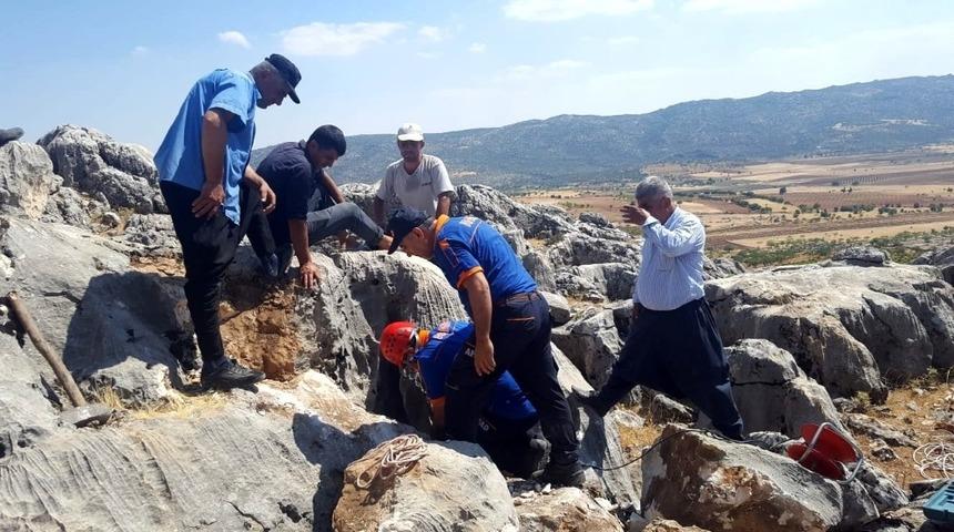 Kayalıklarda kuyuya d&uuml;şen ke&ccedil;i kurtarıldı
