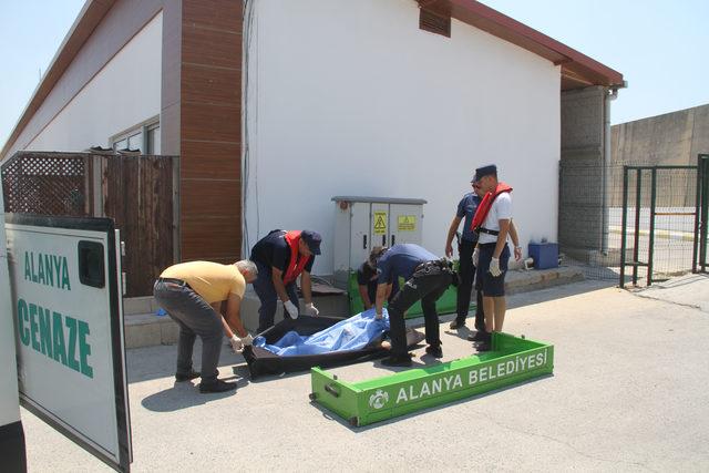 Alanya'da denizde erkek cesedi bulundu