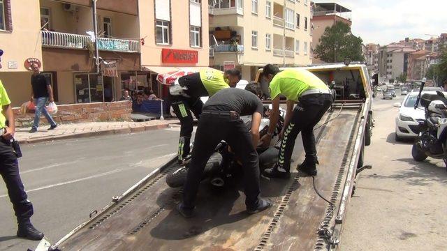 Motosiklet minibüsün altında kaldı, sürücüsü ağır yaralandı