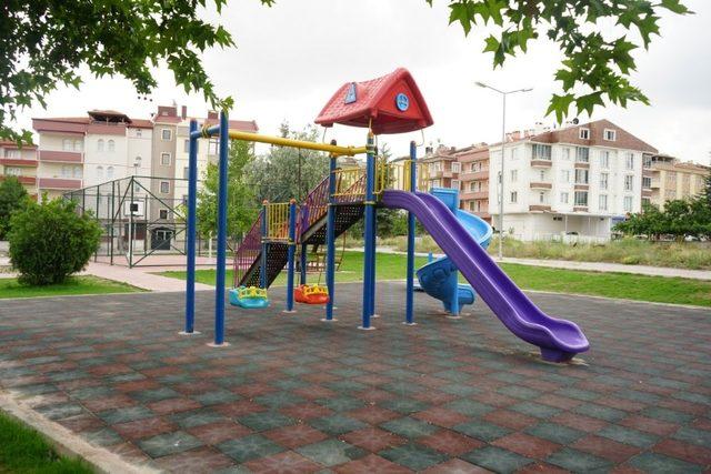 Mahallelerdeki çocuk parkları yenileniyor