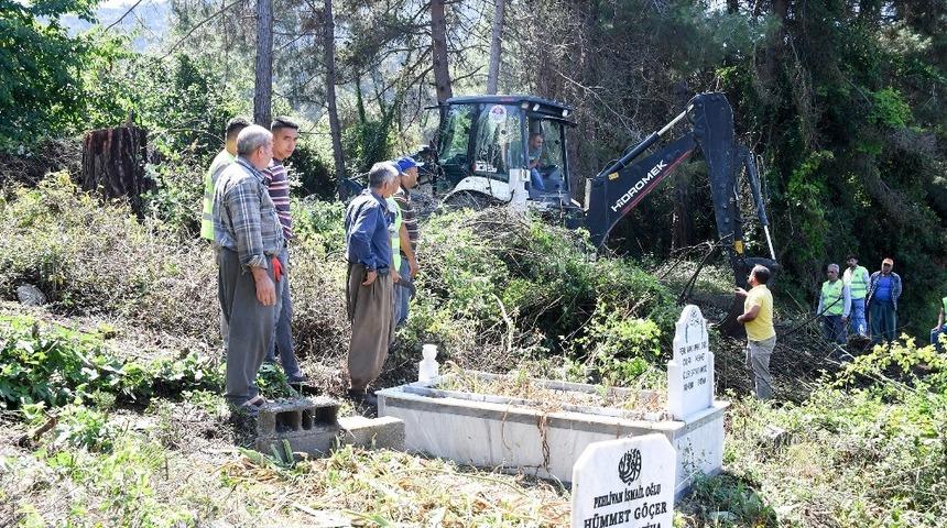 Mersin&rsquo;de belediye ekipleriyle vatandaşlar mezarlık temizliği yaptı