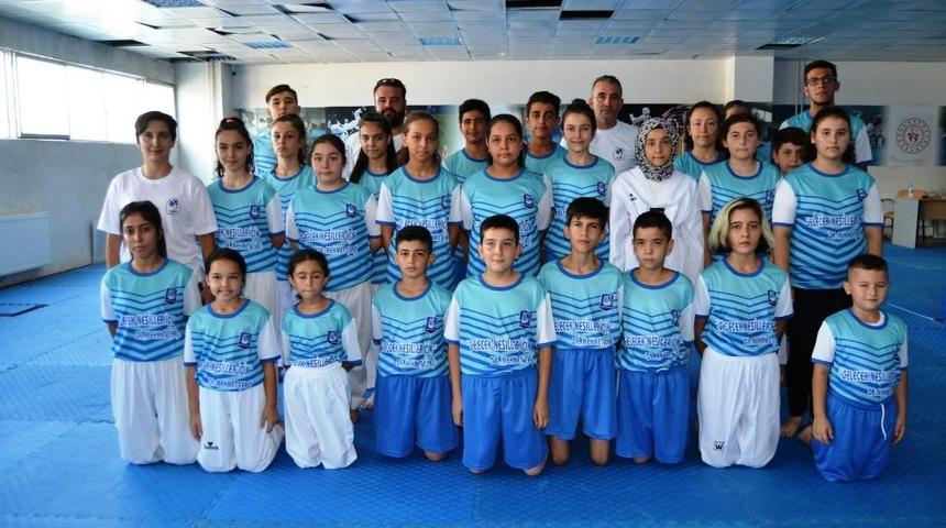 Tekvando sporunu &ouml;ğreniyorlar