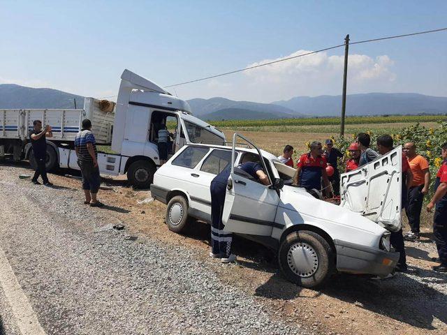 TIR'la çarpışan otomobildeki çift yaşamını yitirdi